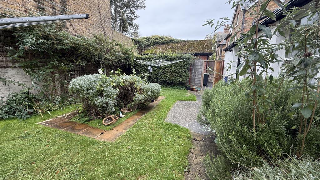 Lot: 123 - TWO-BEDROOM GROUND FLOOR FLAT WITH PARKING, GARAGE AND USE OF GARDEN - Communal garden